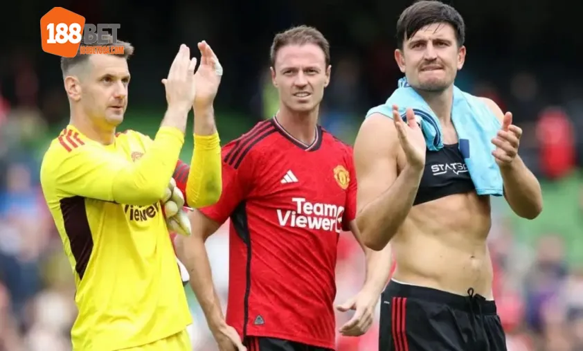 Jonny Evans và Tom Heaton từ lâu đã không được ra sân thi đấu